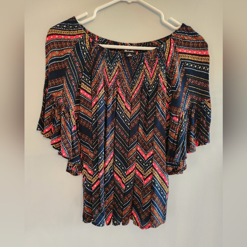 (4 For $20) ANA XS like new Zig Zag pattern Blouse.  Very nice pattern  colors.